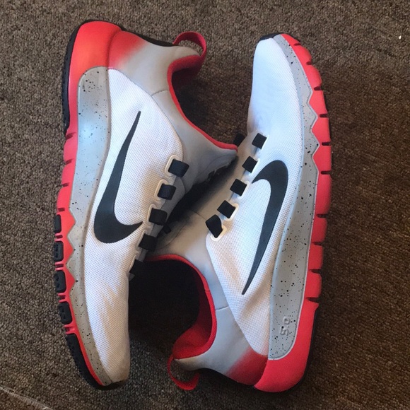 White and red 'free 5.0 Outlet